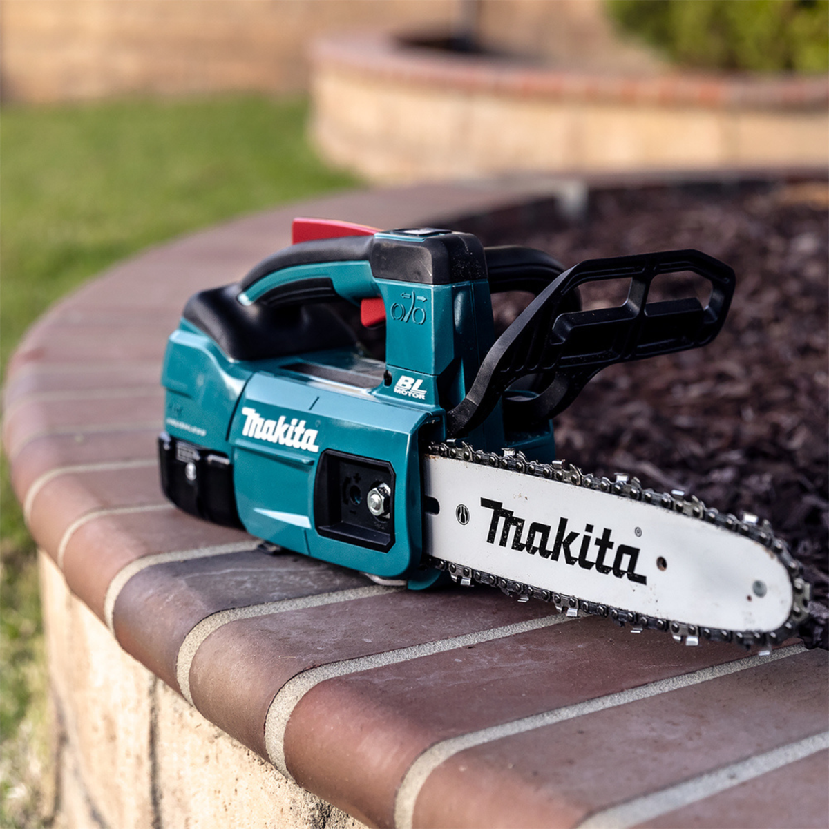 Motosierra inalámbrica Makita DUC254 - tensado de cadena sin herramientas