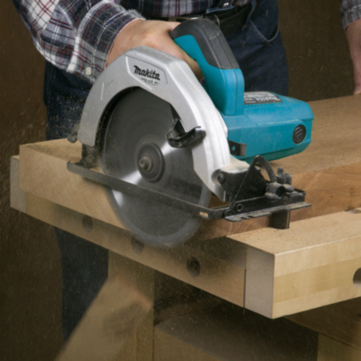 Sierra circular Makita M5801B - cortando madera
