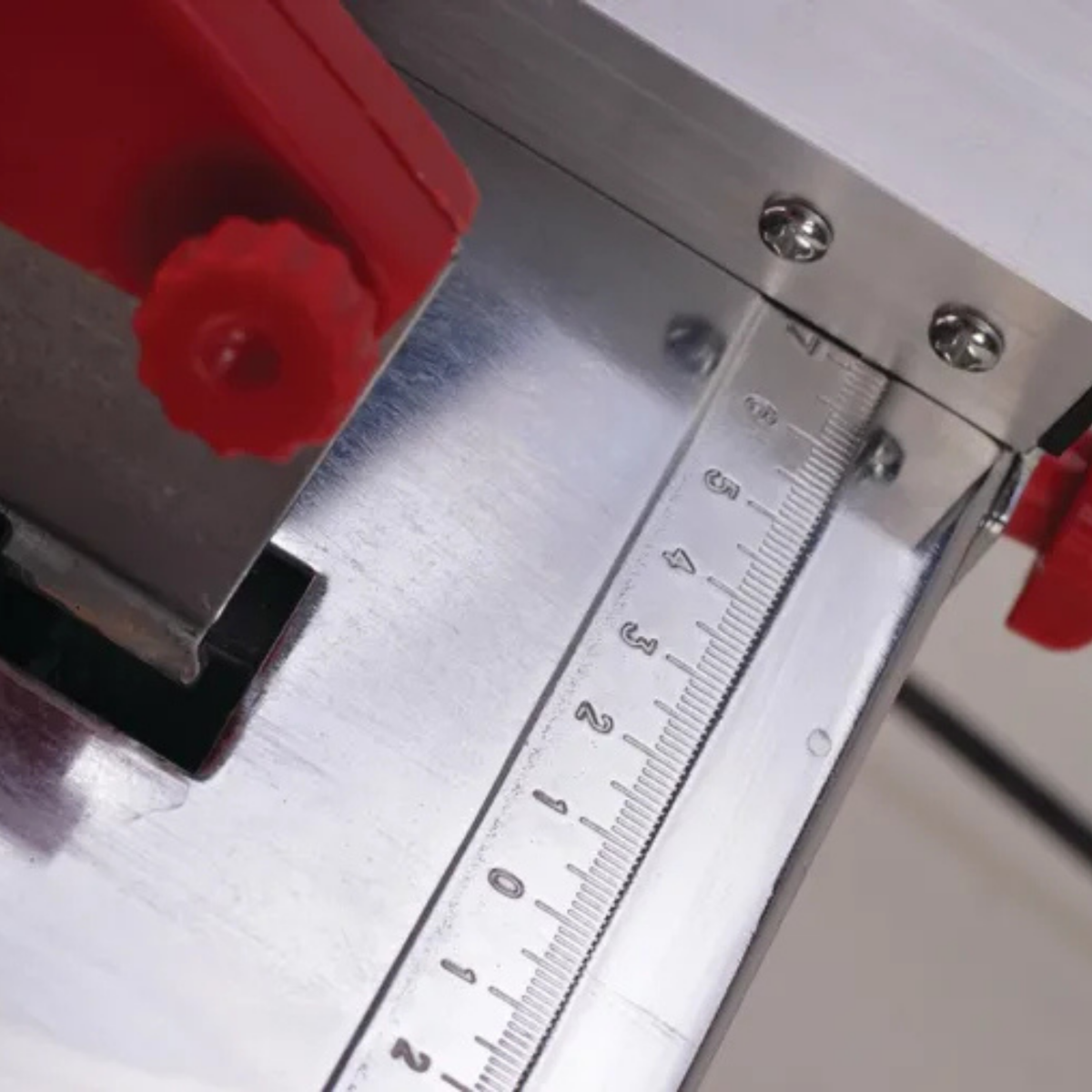 Cortador eléctrico RUBI ND-180 - cortando porcelanato