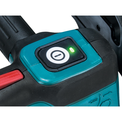 Motosierra inalámbrica Makita DUC254 - podando ramas